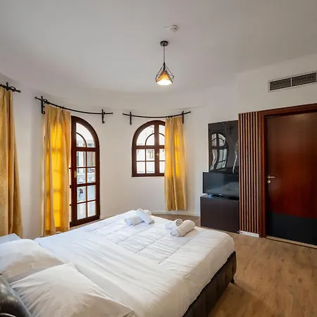 Monte Carlo - Rooftop Pool Sarandë